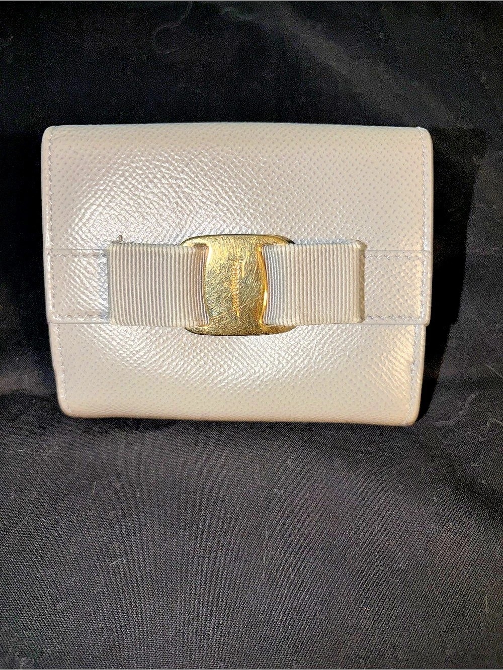 Salvatore Ferragamo Vara Bow Compact Wallet in Light Gray